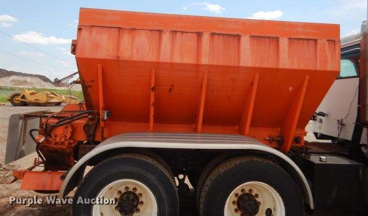 image for item DJ1907 2004 International 9400i  spreader truck