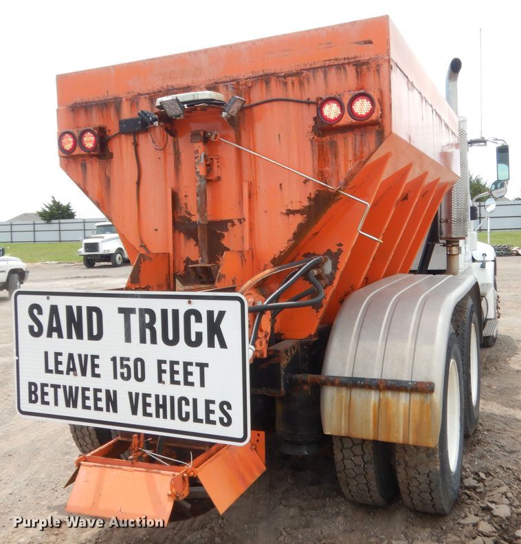 image for item DJ1907 2004 International 9400i  spreader truck