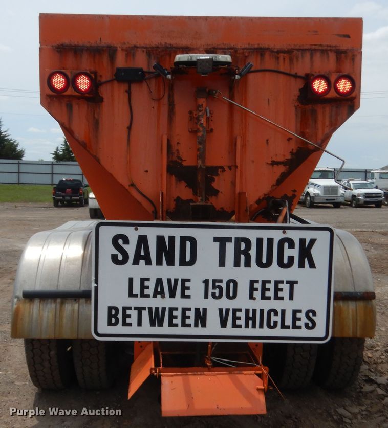 image for item DJ1907 2004 International 9400i  spreader truck