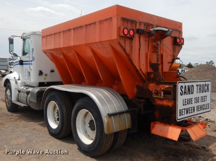 image for item DJ1907 2004 International 9400i  spreader truck