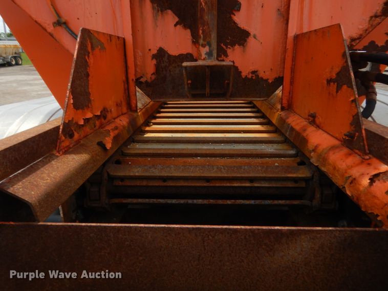 image for item DJ1907 2004 International 9400i  spreader truck