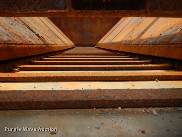 image for item DJ1907 2004 International 9400i  spreader truck