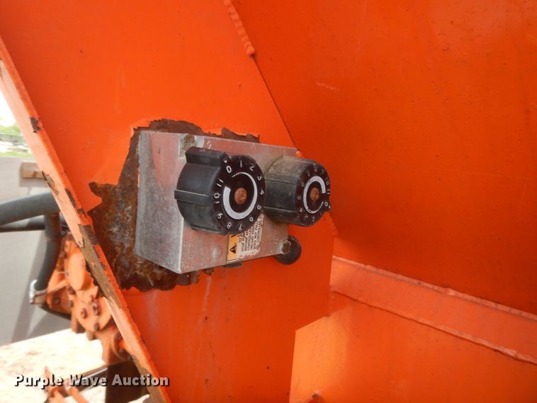 image for item DJ1907 2004 International 9400i  spreader truck