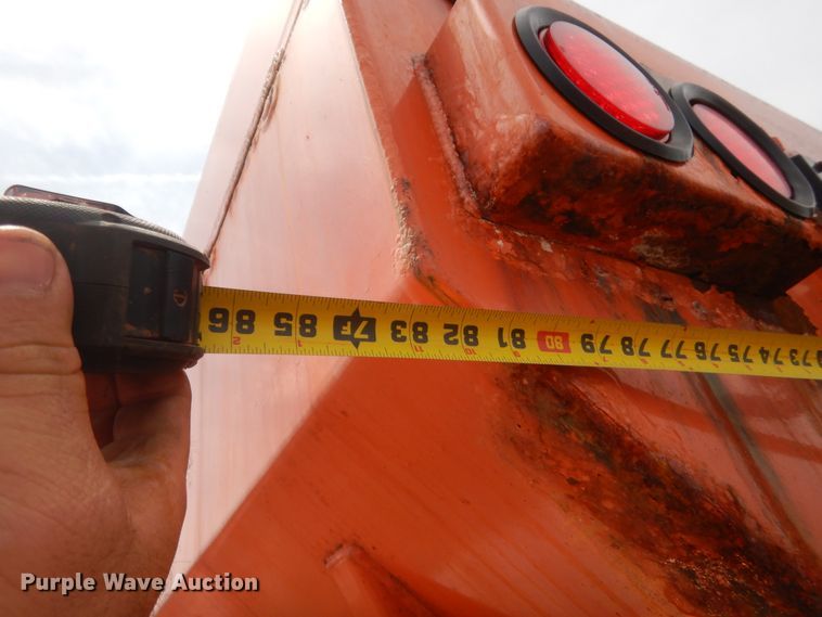 image for item DJ1907 2004 International 9400i  spreader truck