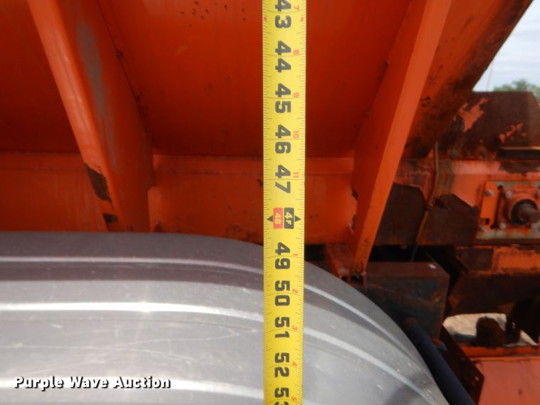 image for item DJ1907 2004 International 9400i  spreader truck