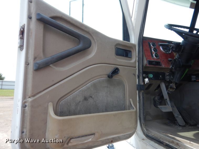 image for item DJ1907 2004 International 9400i  spreader truck