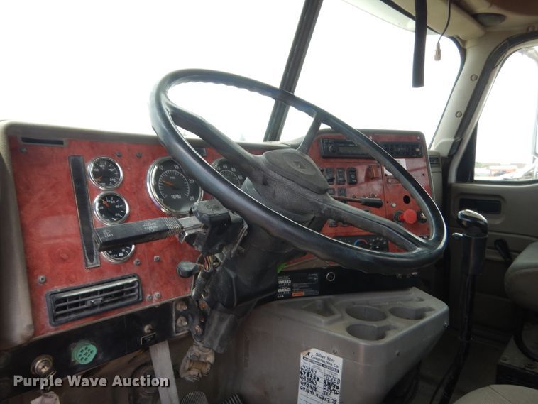 image for item DJ1907 2004 International 9400i  spreader truck