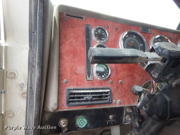 image for item DJ1907 2004 International 9400i  spreader truck