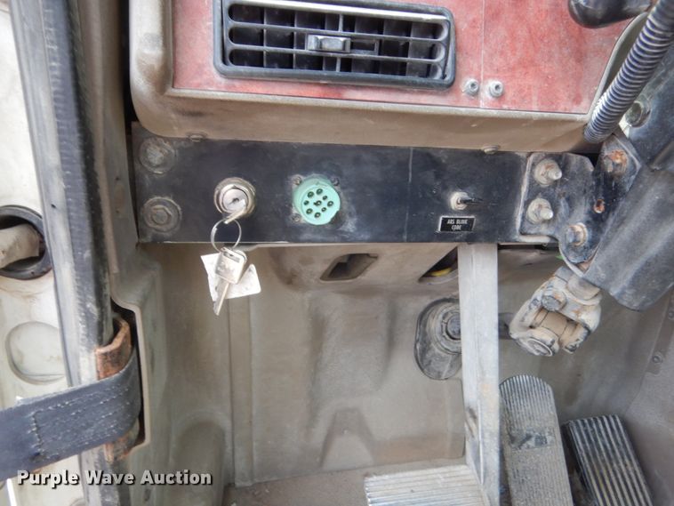 image for item DJ1907 2004 International 9400i  spreader truck