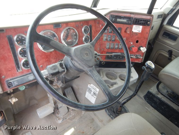 image for item DJ1907 2004 International 9400i  spreader truck