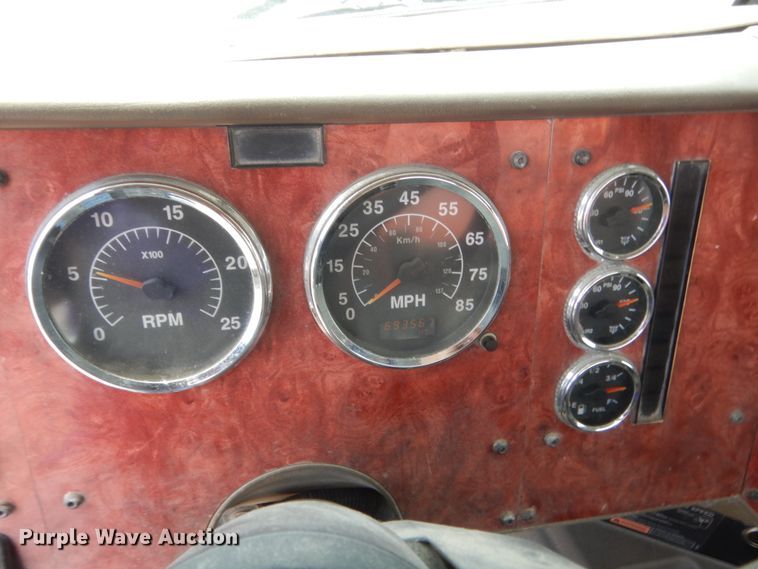 image for item DJ1907 2004 International 9400i  spreader truck