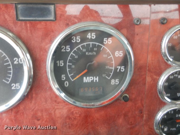 image for item DJ1907 2004 International 9400i  spreader truck