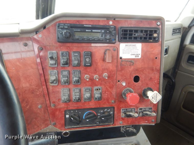 image for item DJ1907 2004 International 9400i  spreader truck