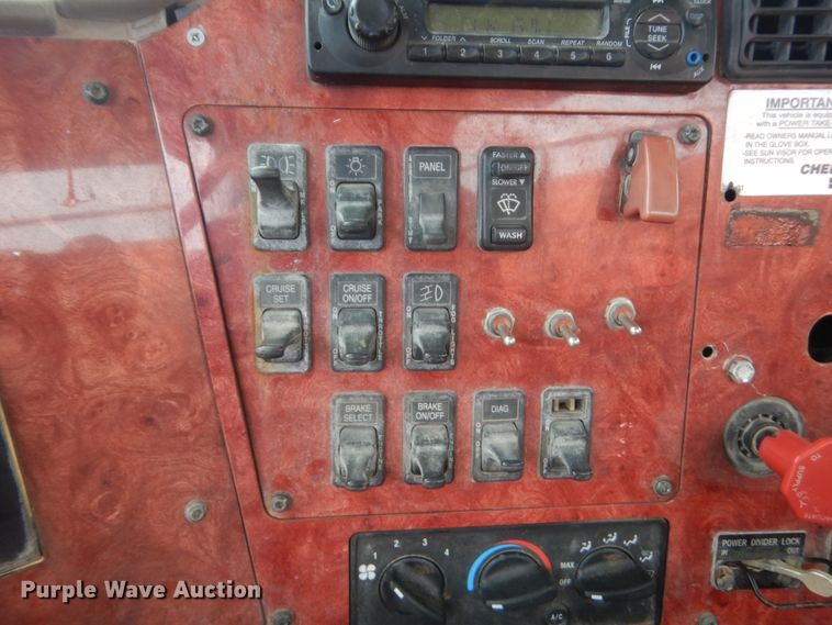 image for item DJ1907 2004 International 9400i  spreader truck