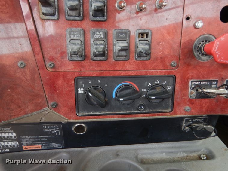 image for item DJ1907 2004 International 9400i  spreader truck