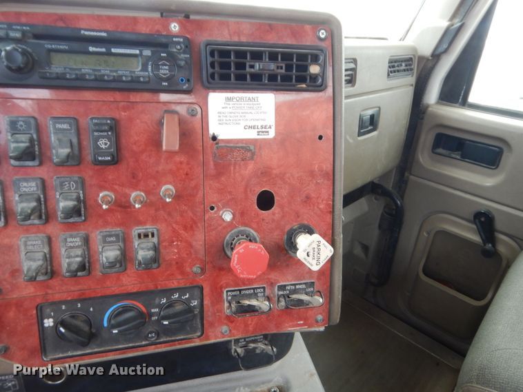 image for item DJ1907 2004 International 9400i  spreader truck