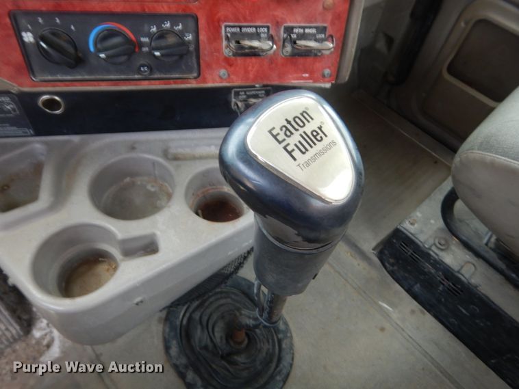 image for item DJ1907 2004 International 9400i  spreader truck