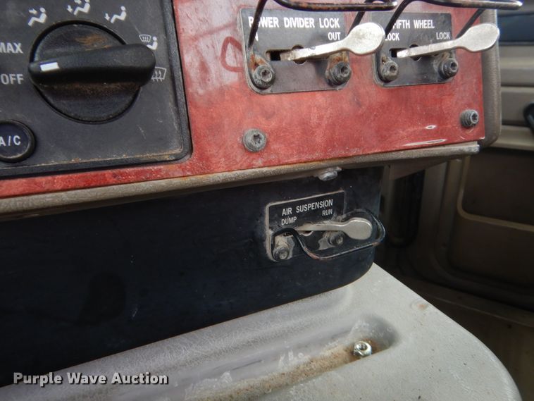 image for item DJ1907 2004 International 9400i  spreader truck