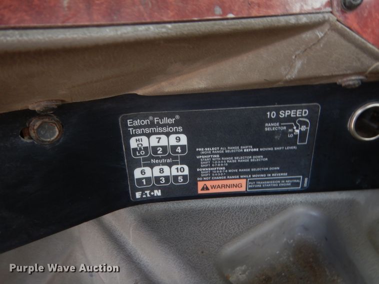 image for item DJ1907 2004 International 9400i  spreader truck