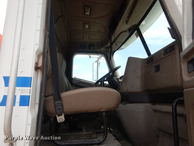 image for item DJ1907 2004 International 9400i  spreader truck