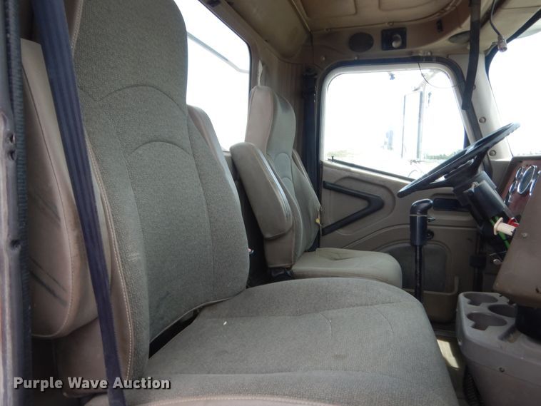 image for item DJ1907 2004 International 9400i  spreader truck