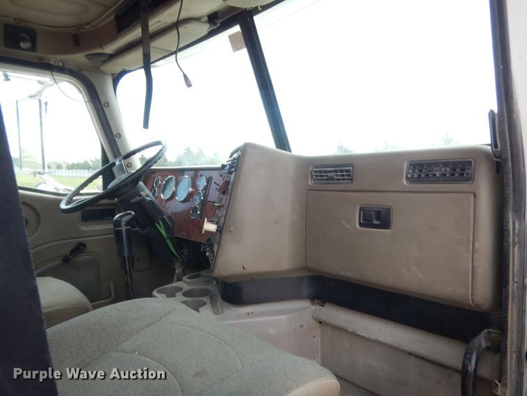 image for item DJ1907 2004 International 9400i  spreader truck