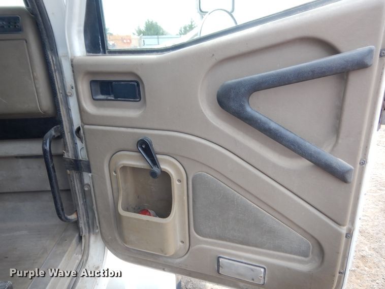 image for item DJ1907 2004 International 9400i  spreader truck