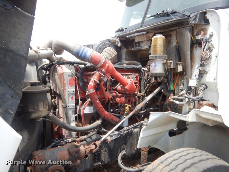 image for item DJ1907 2004 International 9400i  spreader truck