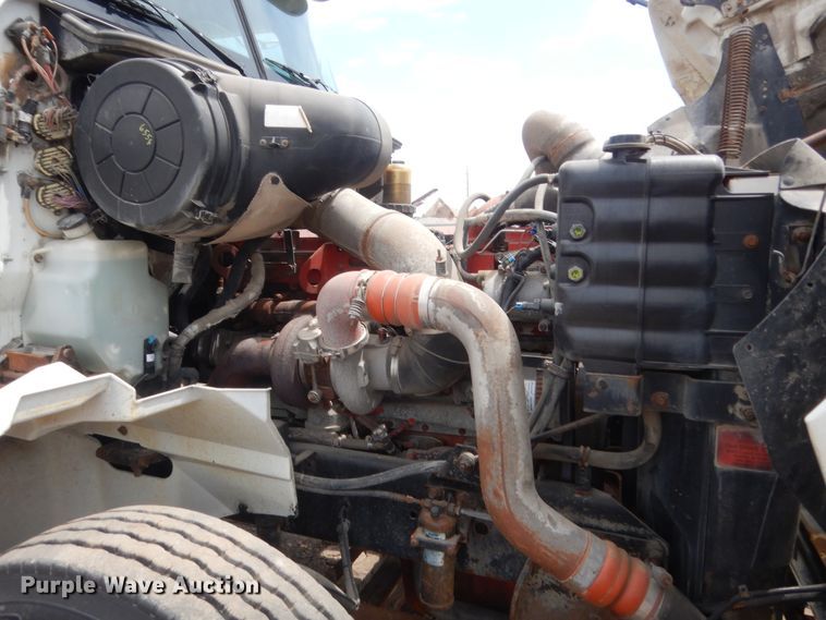 image for item DJ1907 2004 International 9400i  spreader truck