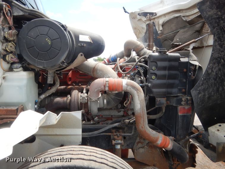 image for item DJ1907 2004 International 9400i  spreader truck