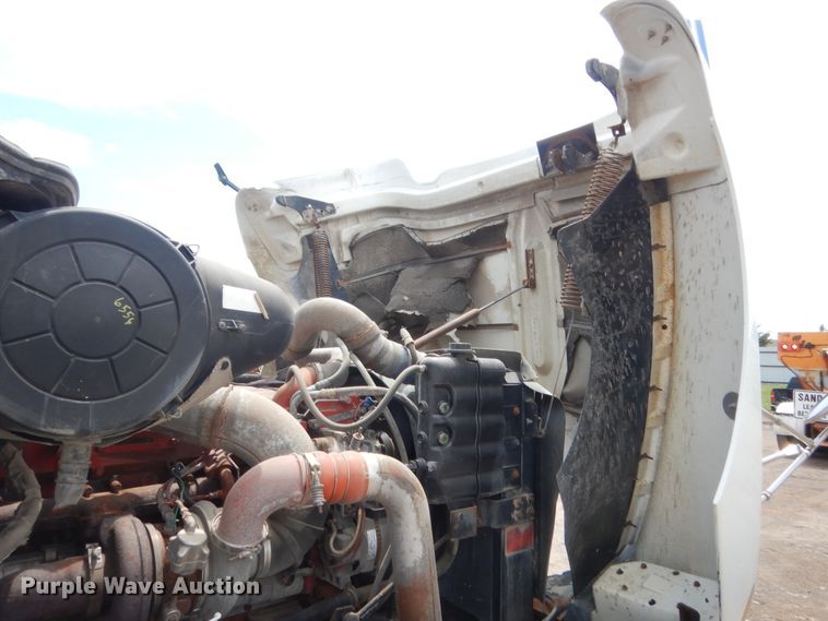 image for item DJ1907 2004 International 9400i  spreader truck