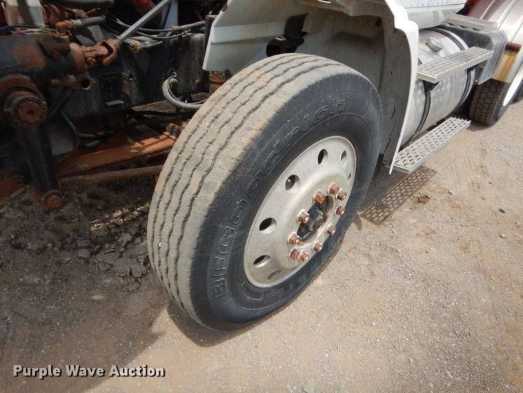 image for item DJ1907 2004 International 9400i  spreader truck