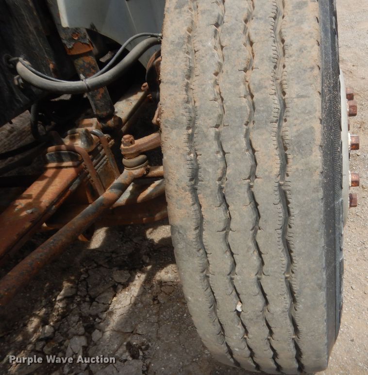 image for item DJ1907 2004 International 9400i  spreader truck