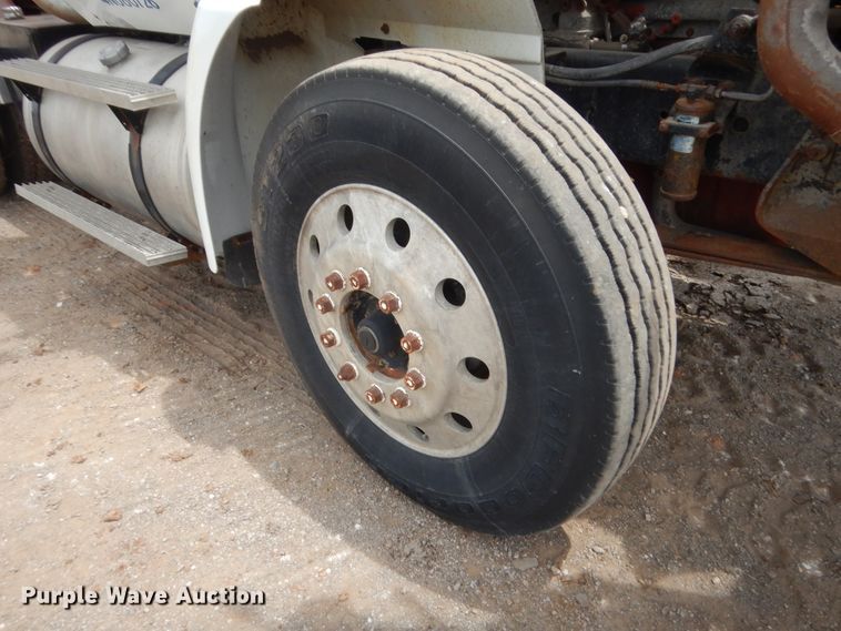 image for item DJ1907 2004 International 9400i  spreader truck