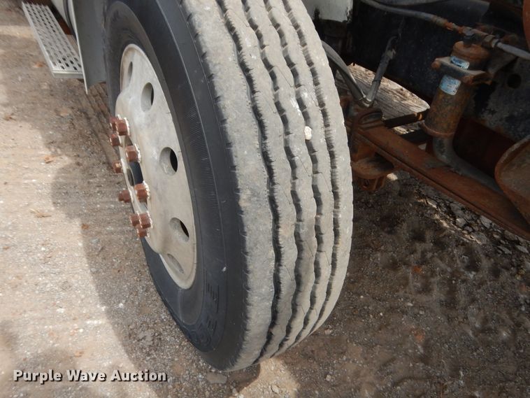 image for item DJ1907 2004 International 9400i  spreader truck