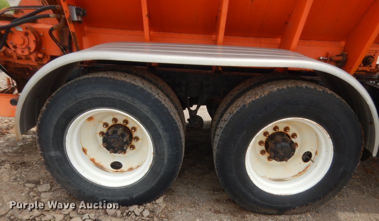 image for item DJ1907 2004 International 9400i  spreader truck