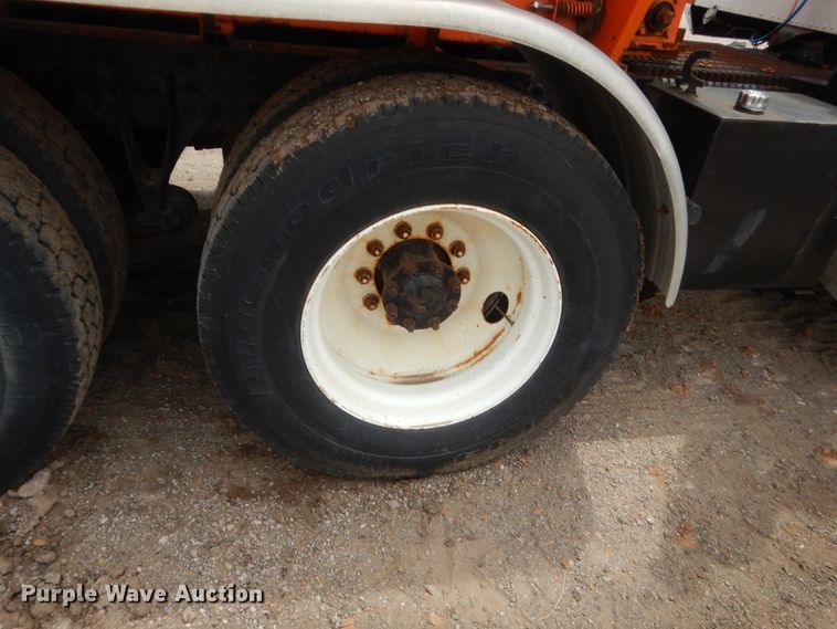 image for item DJ1907 2004 International 9400i  spreader truck