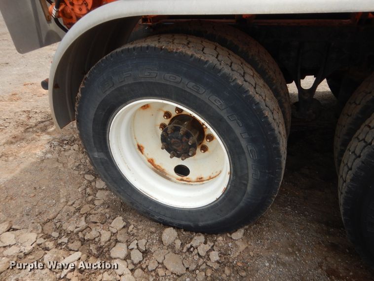 image for item DJ1907 2004 International 9400i  spreader truck