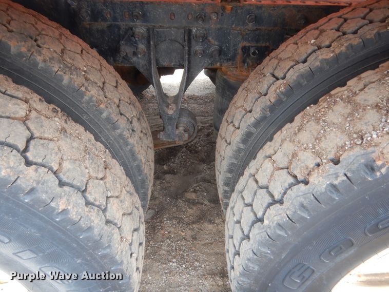 image for item DJ1907 2004 International 9400i  spreader truck