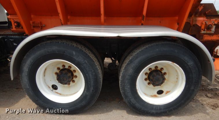 image for item DJ1907 2004 International 9400i  spreader truck