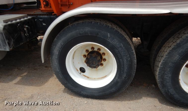 image for item DJ1907 2004 International 9400i  spreader truck