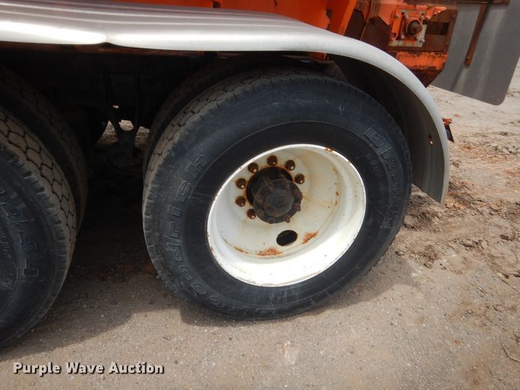 image for item DJ1907 2004 International 9400i  spreader truck