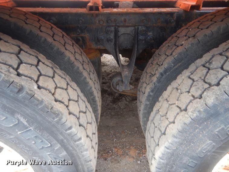 image for item DJ1907 2004 International 9400i  spreader truck