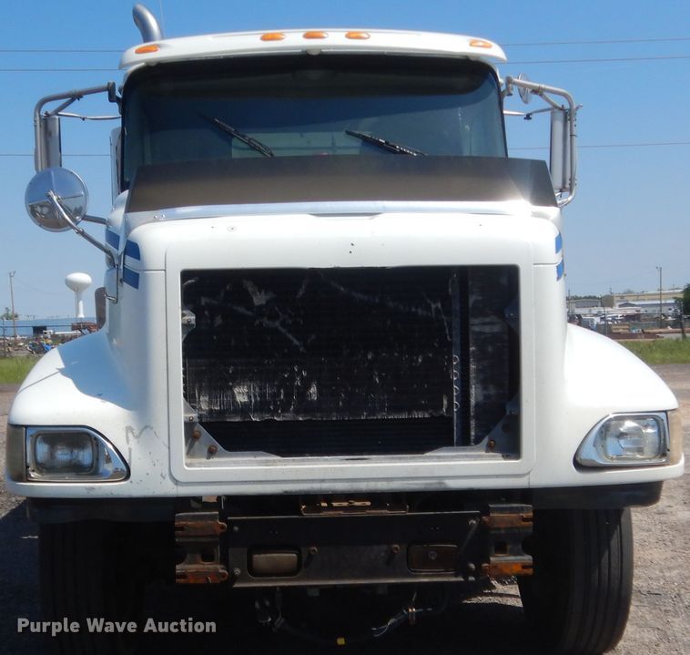 image for item DJ1912 2002 International 9400i  spreader truck