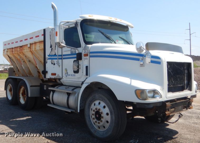 image for item DJ1912 2002 International 9400i  spreader truck