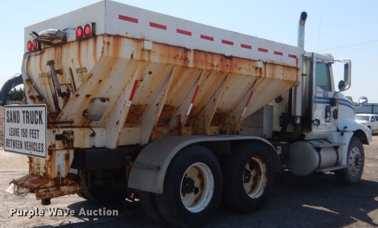 image for item DJ1912 2002 International 9400i  spreader truck