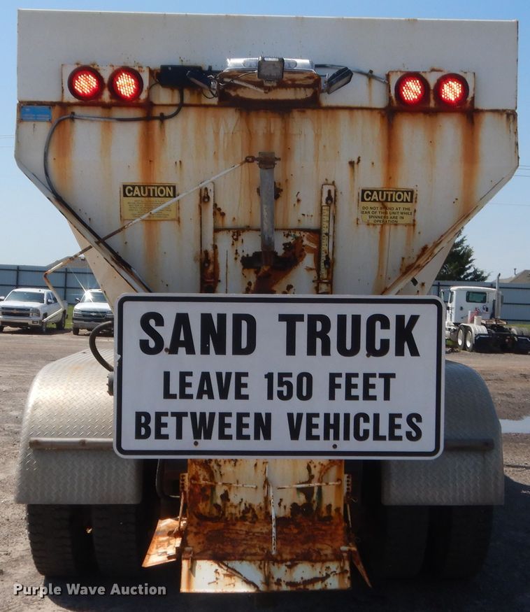 image for item DJ1912 2002 International 9400i  spreader truck