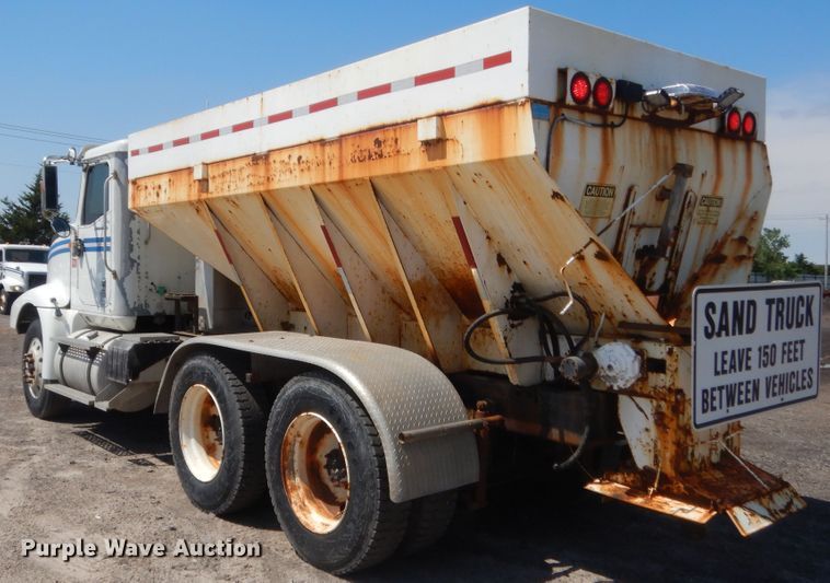 image for item DJ1912 2002 International 9400i  spreader truck