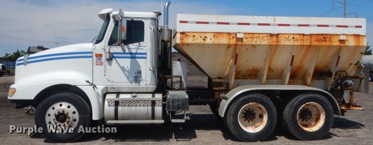 image for item DJ1912 2002 International 9400i  spreader truck