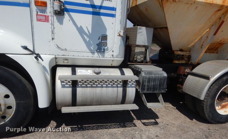 image for item DJ1912 2002 International 9400i  spreader truck